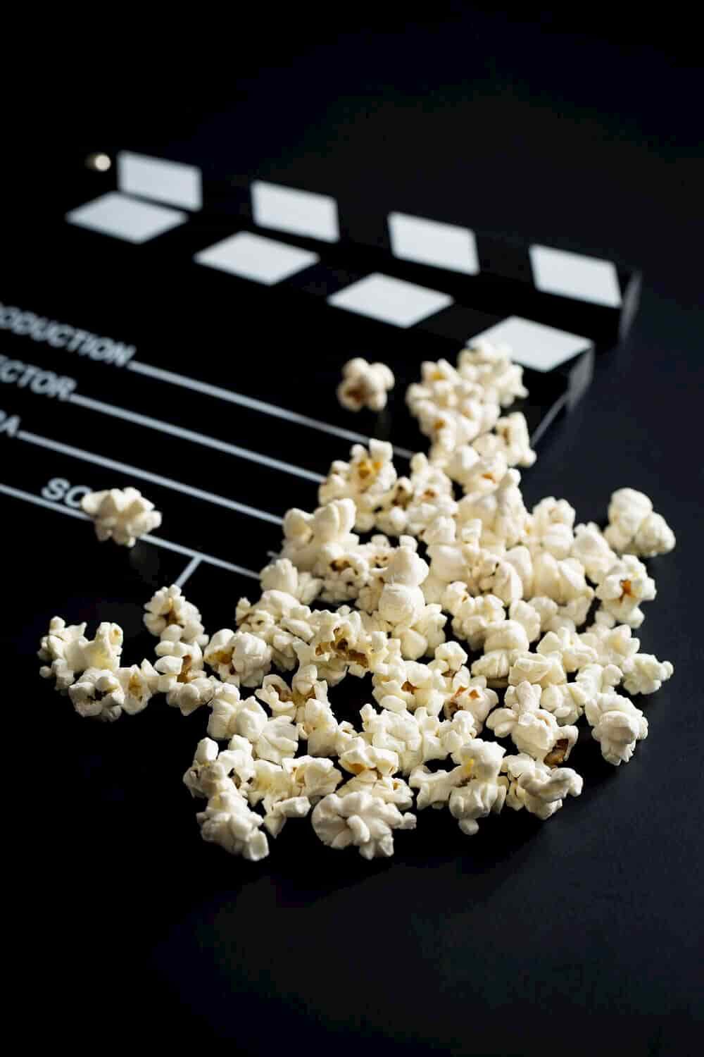 Filmklappe mit Popcorn
